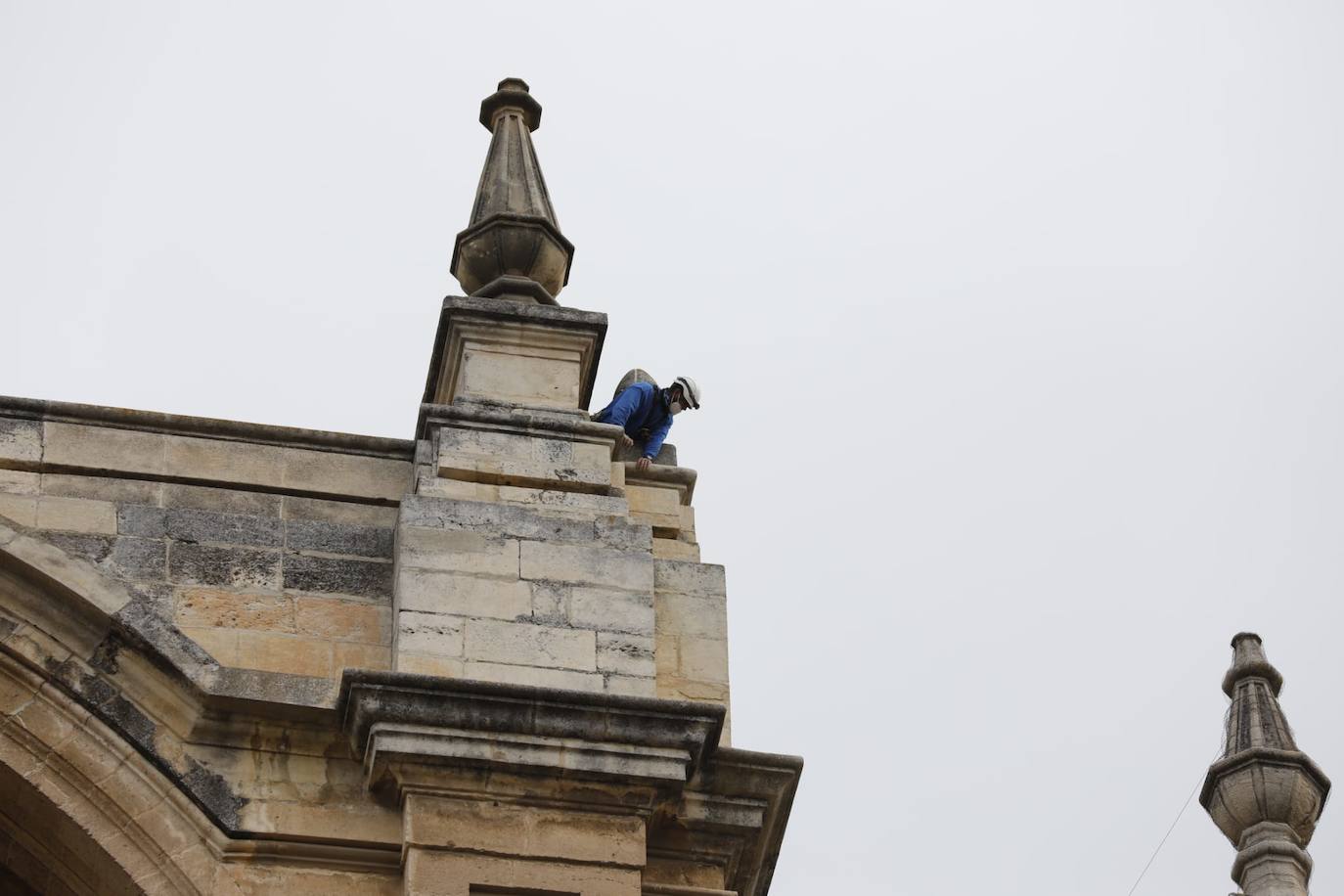 Detectan dos pináculos partidos de la fachada principal