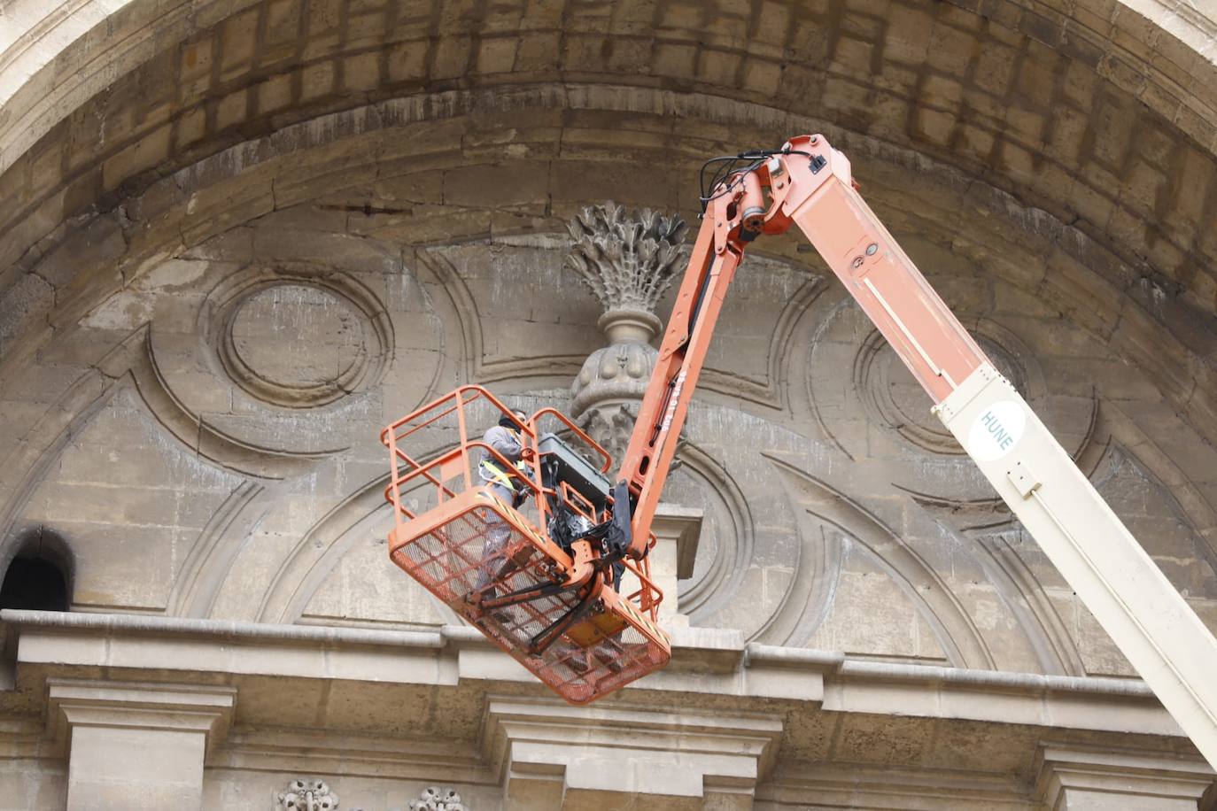 Detectan dos pináculos partidos de la fachada principal