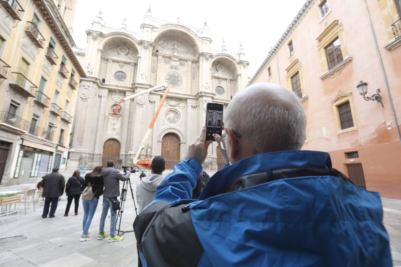 Detectan dos pináculos partidos de la fachada principal