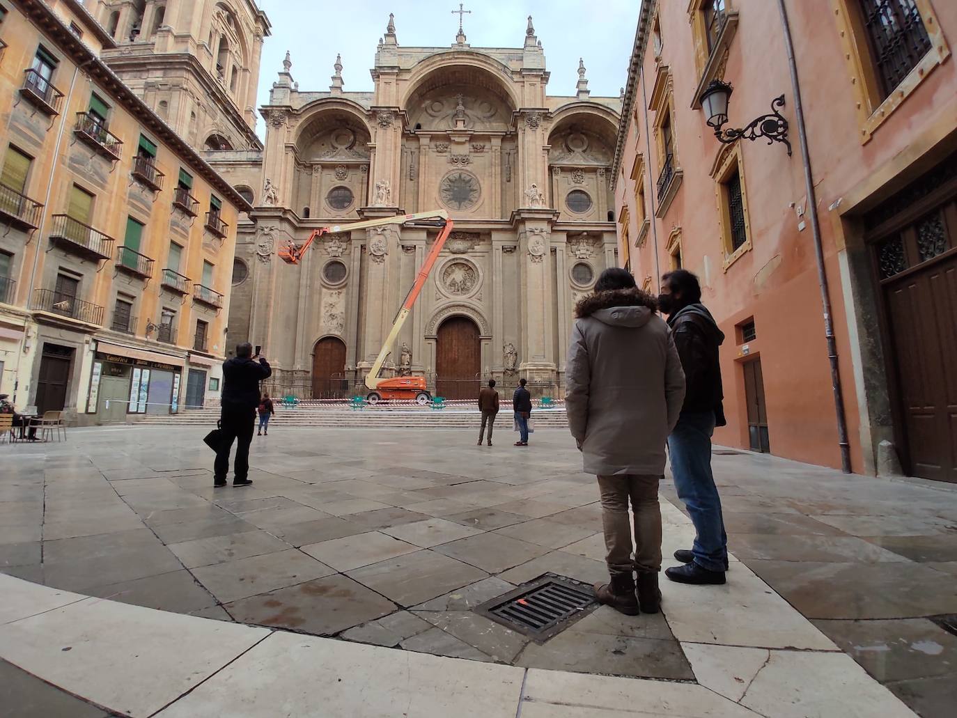 Detectan dos pináculos partidos de la fachada principal