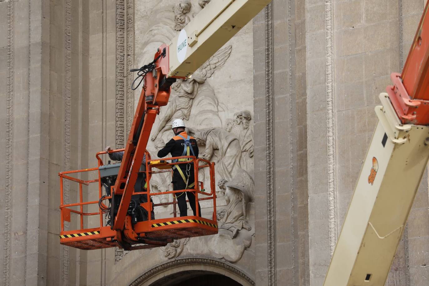 Detectan dos pináculos partidos de la fachada principal