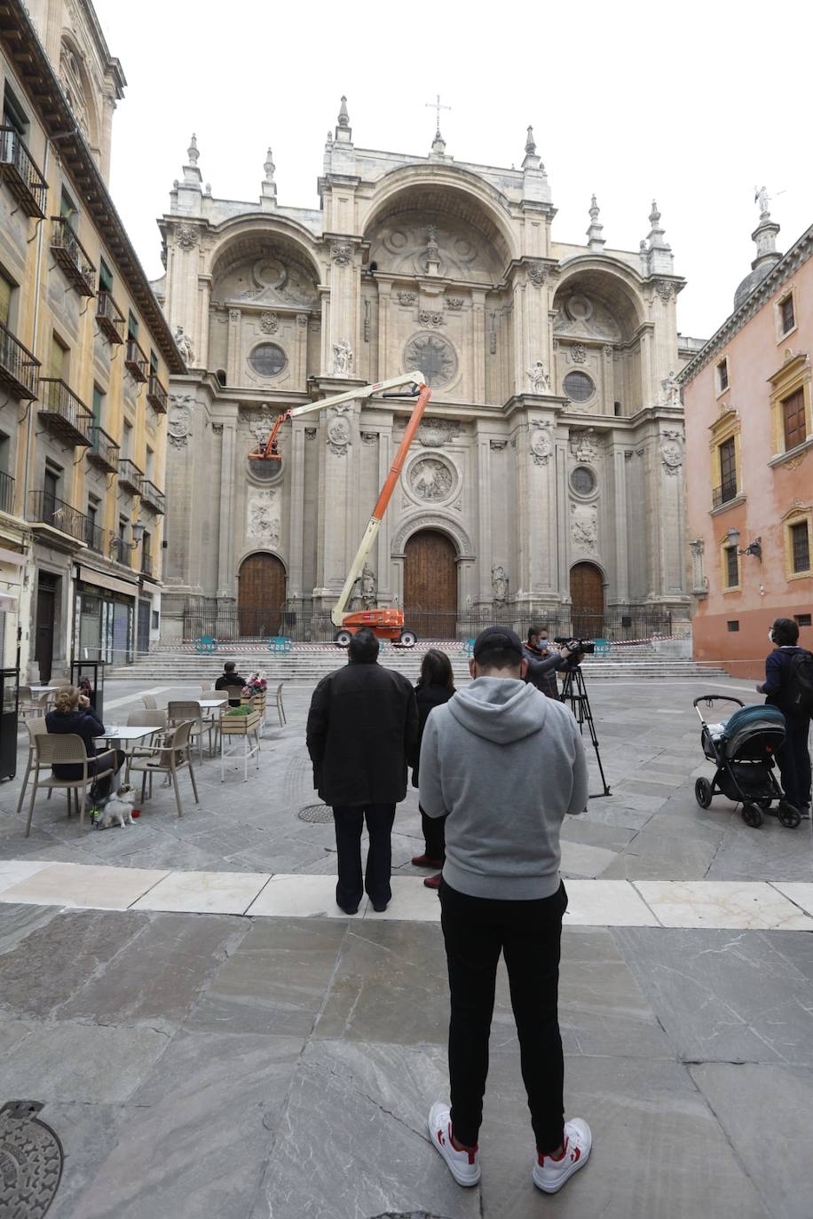 Detectan dos pináculos partidos de la fachada principal