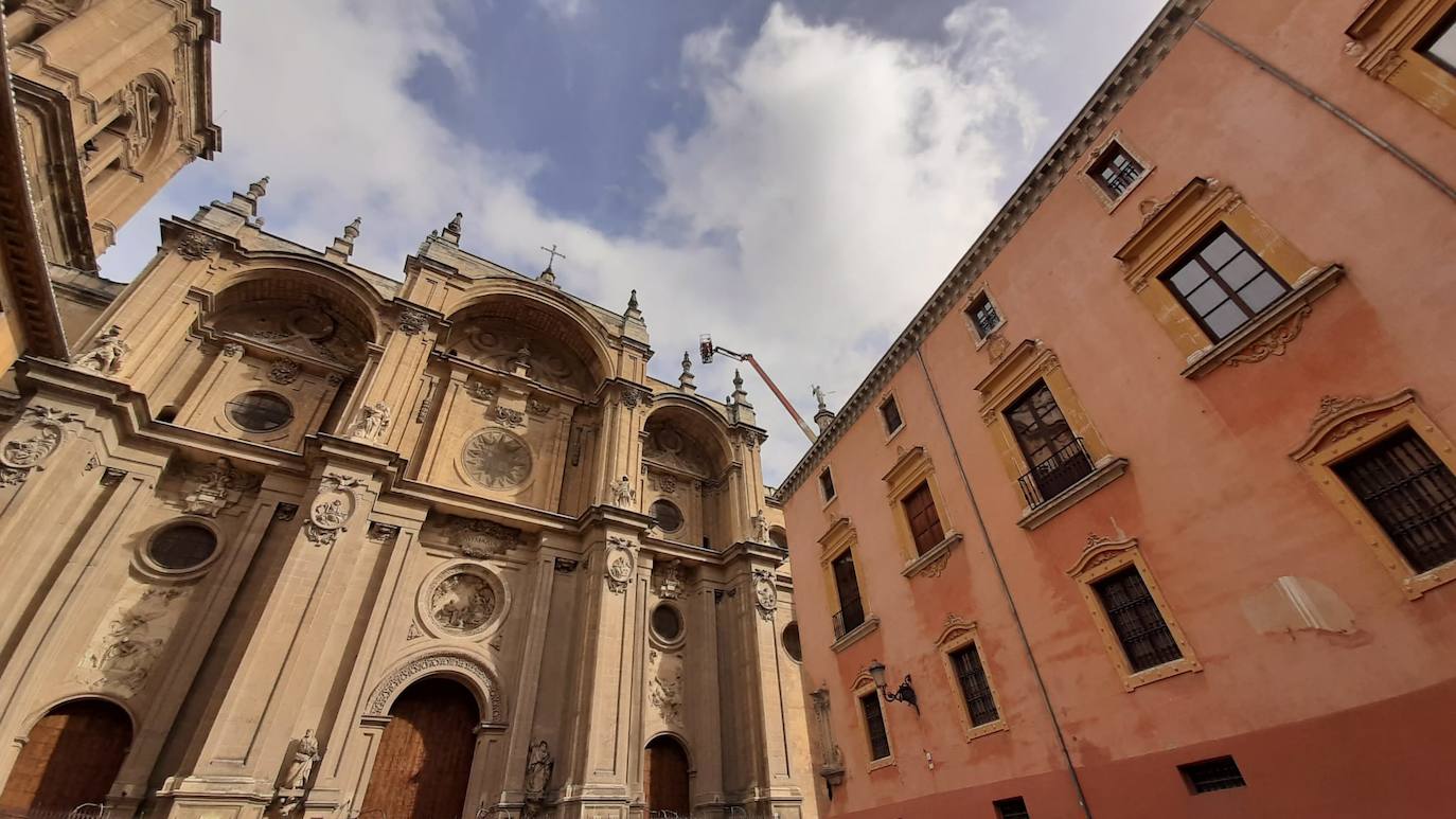 Detectan dos pináculos partidos de la fachada principal