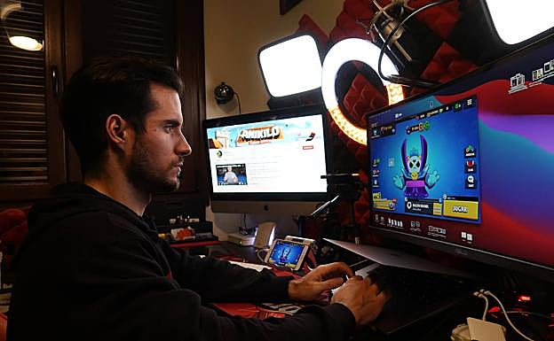 Multipantallas, micrófonos e iluminación para trabajar. 