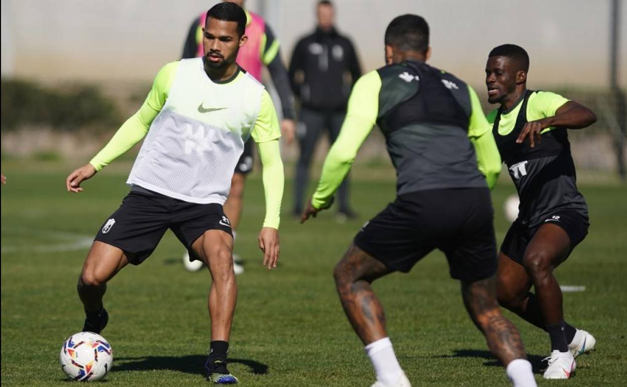 Yangel Herrera, que es duda para el partido, juega un balón durante el entrenamiento del viernes. 