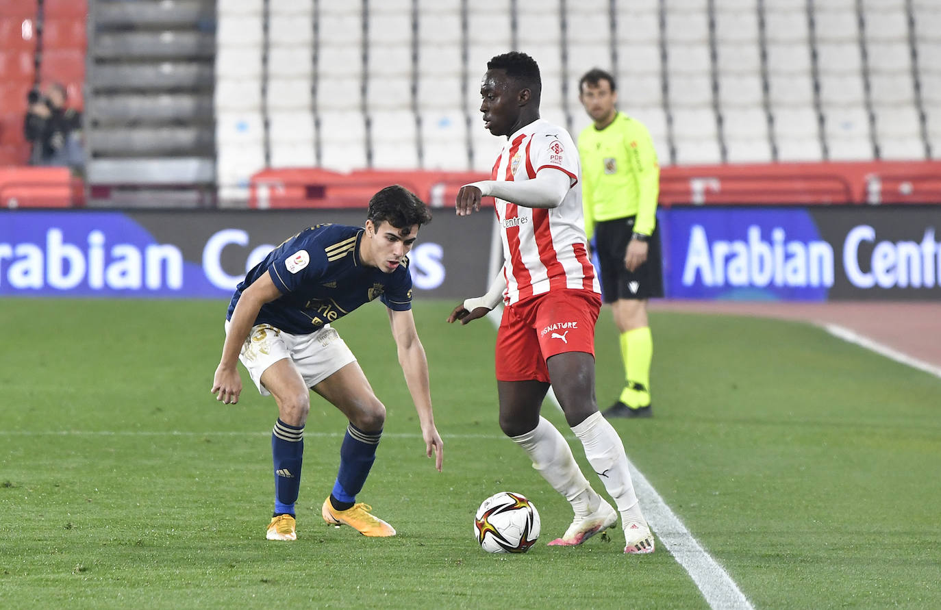 Arvin Appiah, que intenta escapar de Manu Sánchez, cogerá minutos en el CD Lugo. 