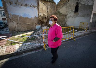 Imagen secundaria 1 - La Puerta de Loja de Santa Fe sigue cerrada. Encarnita, de Chauchina. Un vecino de Romilla pasea ante un inmueble que se ha caído por los terremotos.