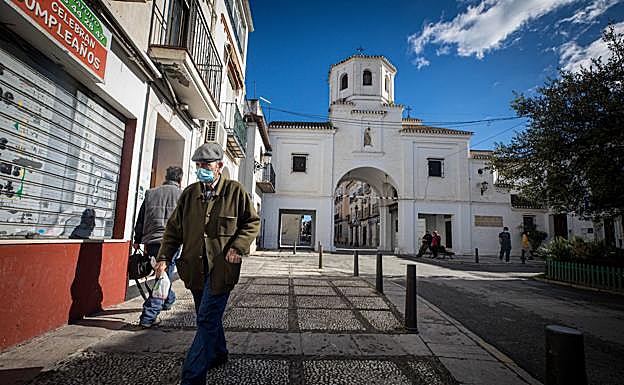 Imagen principal - La Puerta de Loja de Santa Fe sigue cerrada. Encarnita, de Chauchina. Un vecino de Romilla pasea ante un inmueble que se ha caído por los terremotos.