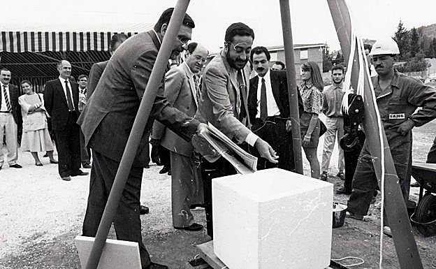 Eduardo Rejón, consejero de Sanidad de la Junta, y el rector de la Universidad de Granada, Pascual Rivas, durante el acto de colocación de la primera piedra de la EASP. 