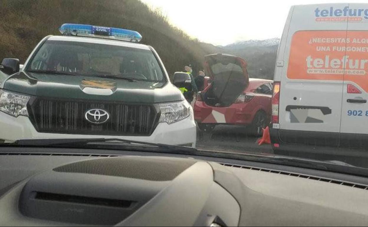 Muere un guardia civil en un accidente durante un control en Asturias