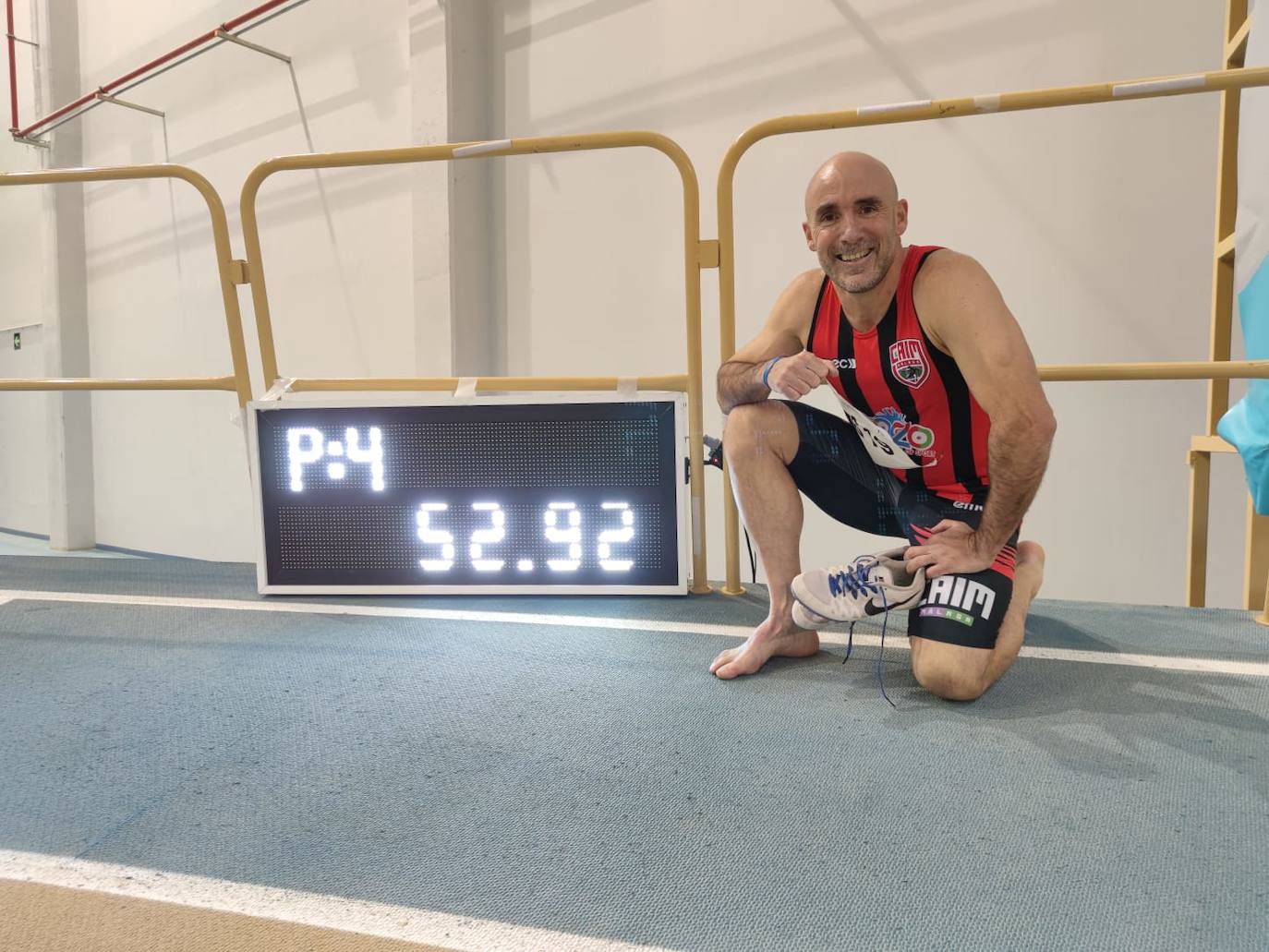 Juan Luis López Anaya posa orgulloso junto a su nuevo récord nacional en máster 50. 