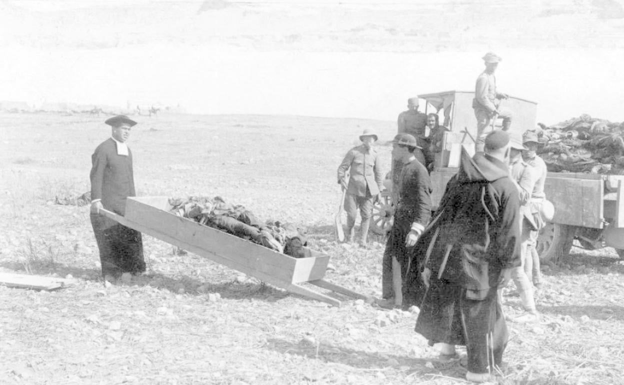 Cadáveres españoles en Monte Arruit (Marruecos). La imagen fue tomada meses después del desastre de Annual, tras volver a recuperar las posiciones el ejército español.