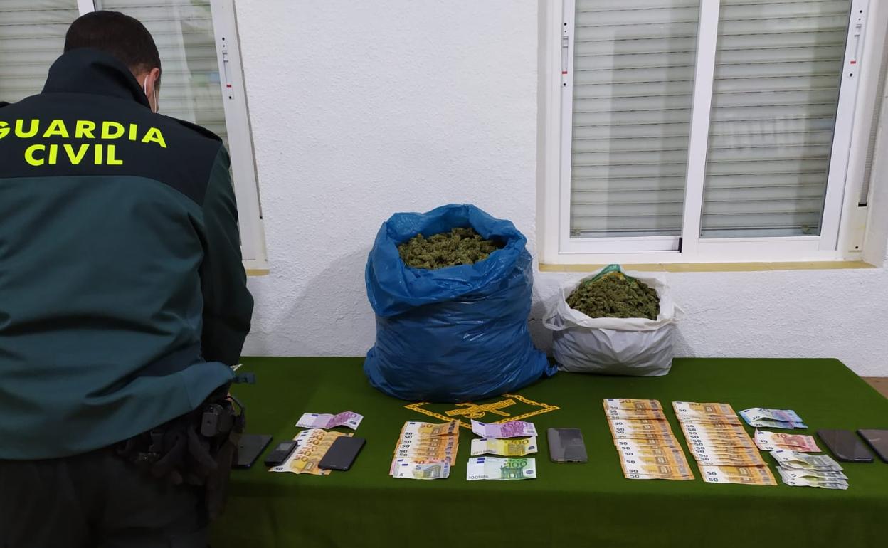 Una transacción frustrada de marihuana en Granada acaba con seis detenidos y 4.000 euros incautados