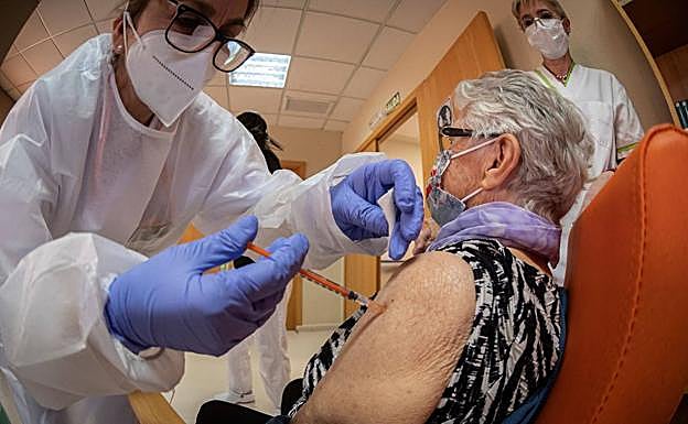El plan de la Junta: vacunación masiva de mayores de 80 años en estadios y grandes superficies