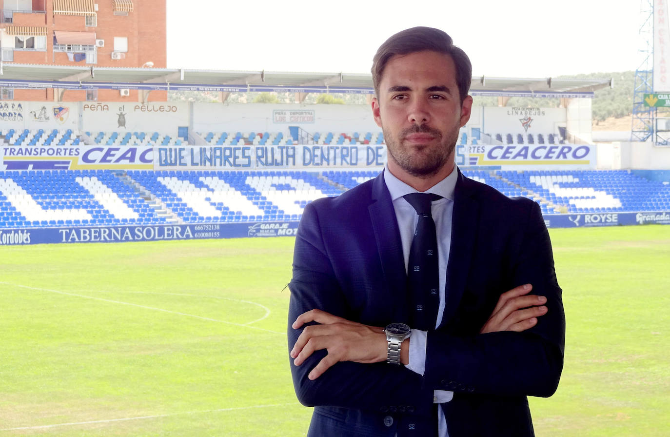 El director deportivo azulillo, Miguel Linares, en el Municipal de Linarejos. 