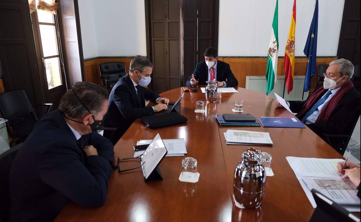 Juan Marín preside la reunión con el alcalde de Linares, Raúl Caro, y los consejeros Juan Bravo y Rogelio Velasco. 