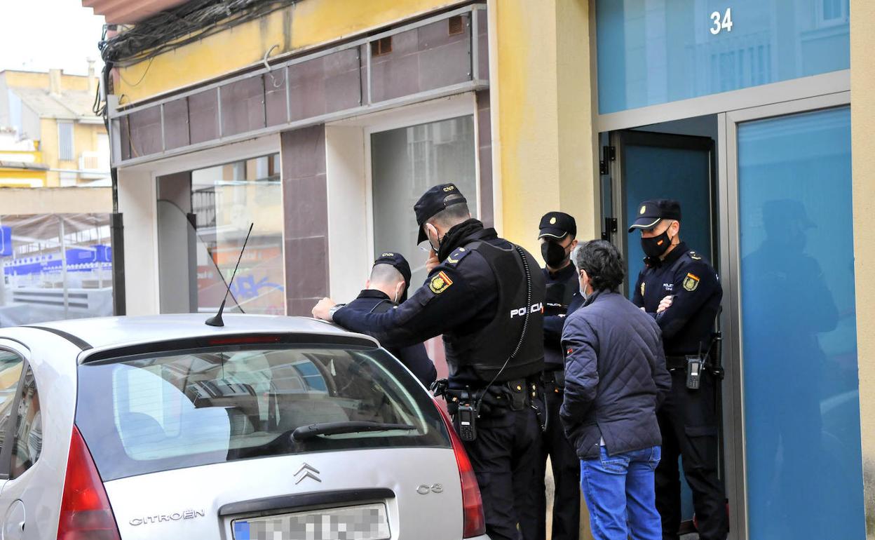 Agentes de la Policía Nacional custodian la entrada del bloque donde se cometió el crimen. 