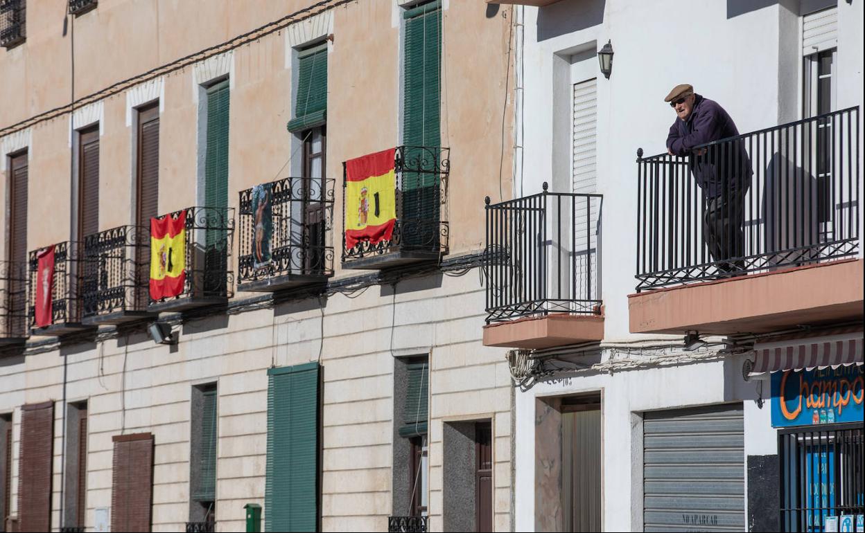 Un vecino se asoma al balcón en Padul, en el primer día de cierre de lo no esencial.