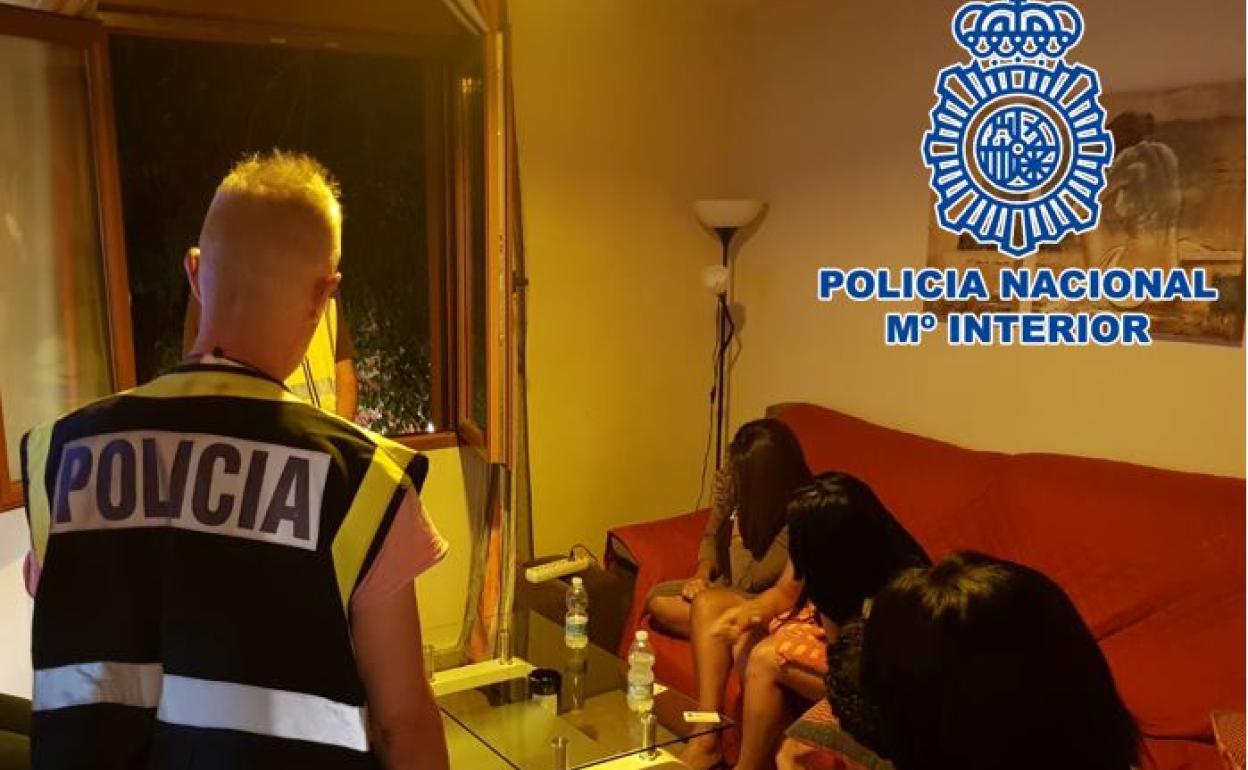 Descubren un piso de Granada donde se explotaba sexualmente a mujeres y detienen a tres personas. 