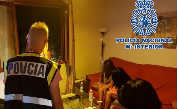 Descubren un piso de Granada donde se explotaba sexualmente a mujeres y detienen a tres personas