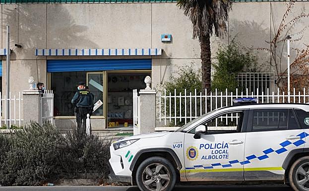 Efectivos de la Guardia Civil y de la Policía Local de Albolote, en el lugar de los hechos