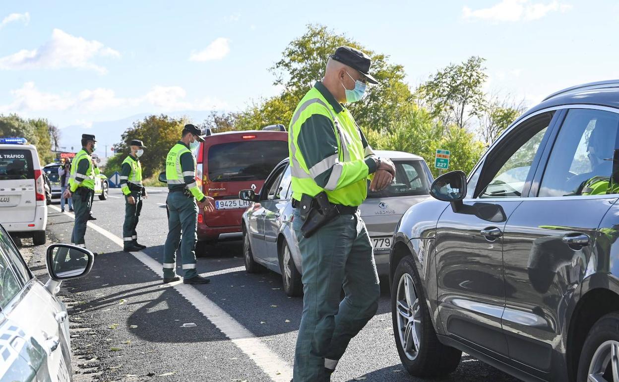 Agentes de la Guardia Civil, durante un control por restricciones de movilidad a la afueras de Granada.