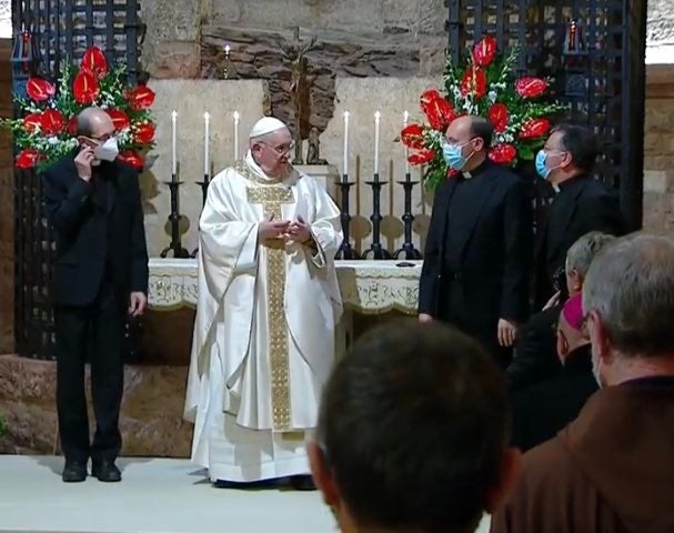 El Papa Francisco agradece el pasado mes de octubre su labor a los responsables de la traducción de su tercera encíclica, entre ellos a monseñor Juan Antonio Serrano Cruz.