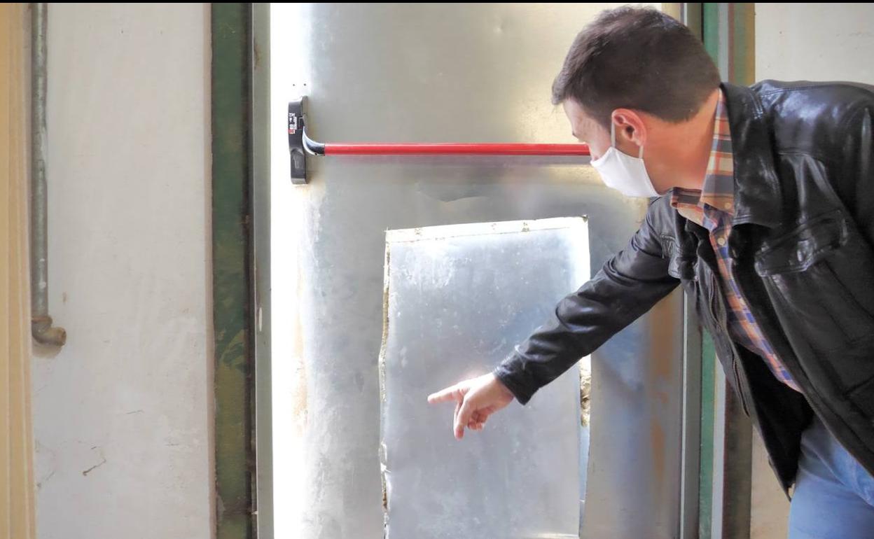 Agujero practicado en una de las naves asaltadas en Mancha Real. 