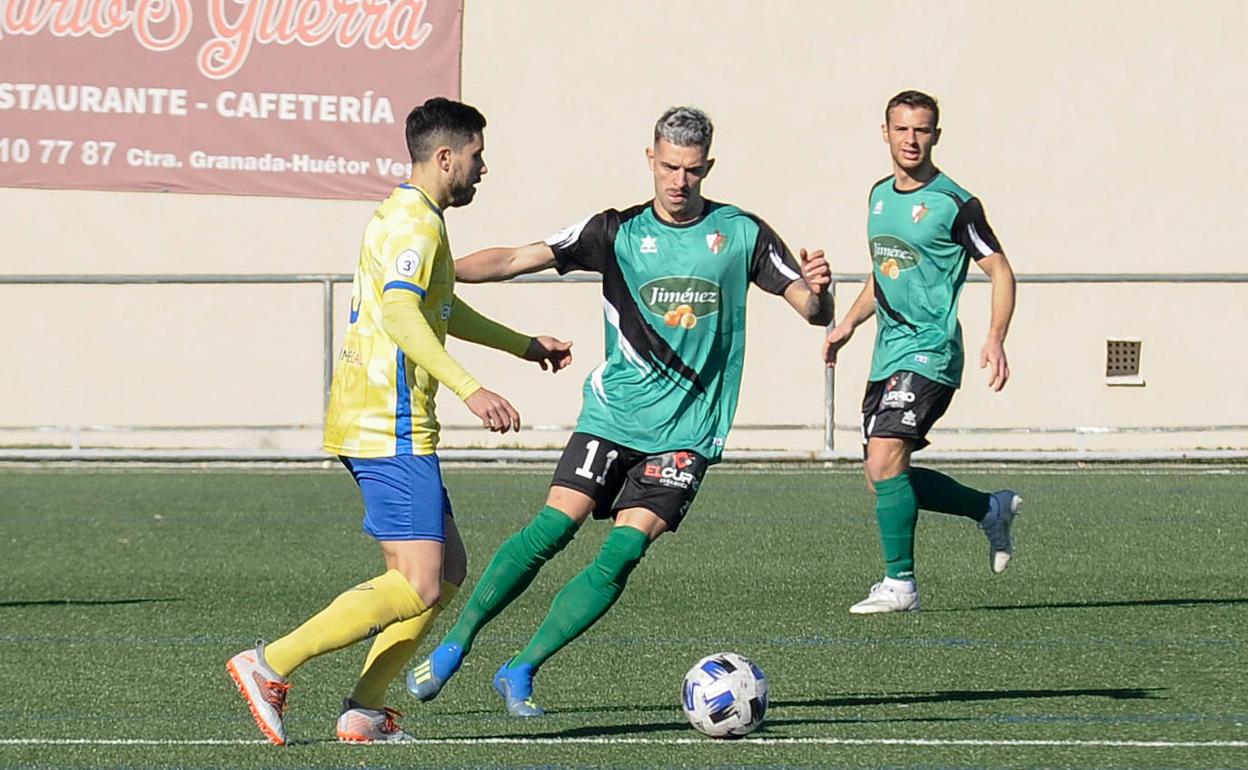 Carli presiona a un mediocentro panciverde. 