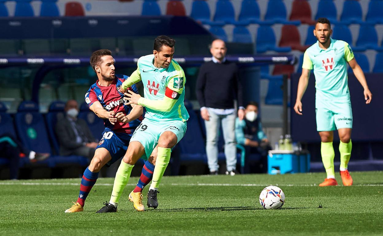 Ángel Montoro realiza una presión sobre Miramón en el partido. 