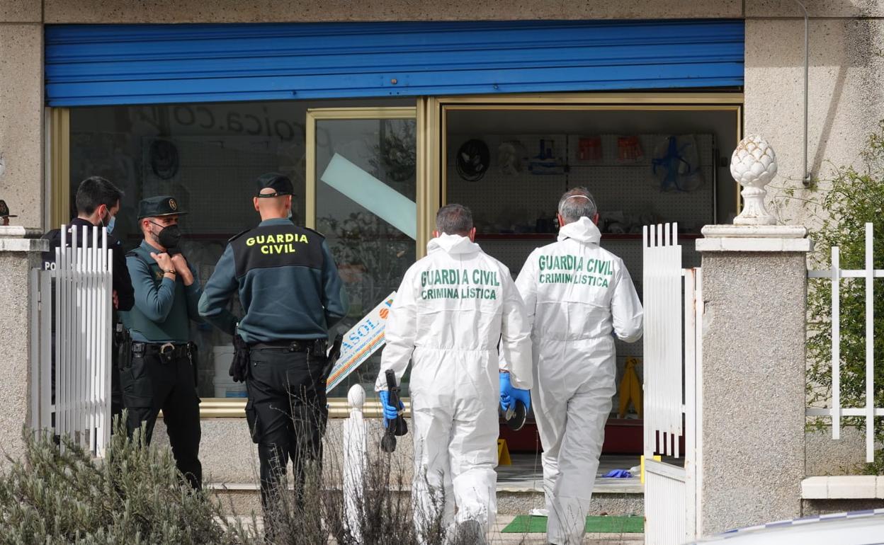 Agentes de la Guardia Civil y la Policía Local de Albolote en la empresa en la que ocurrieron los hechos.