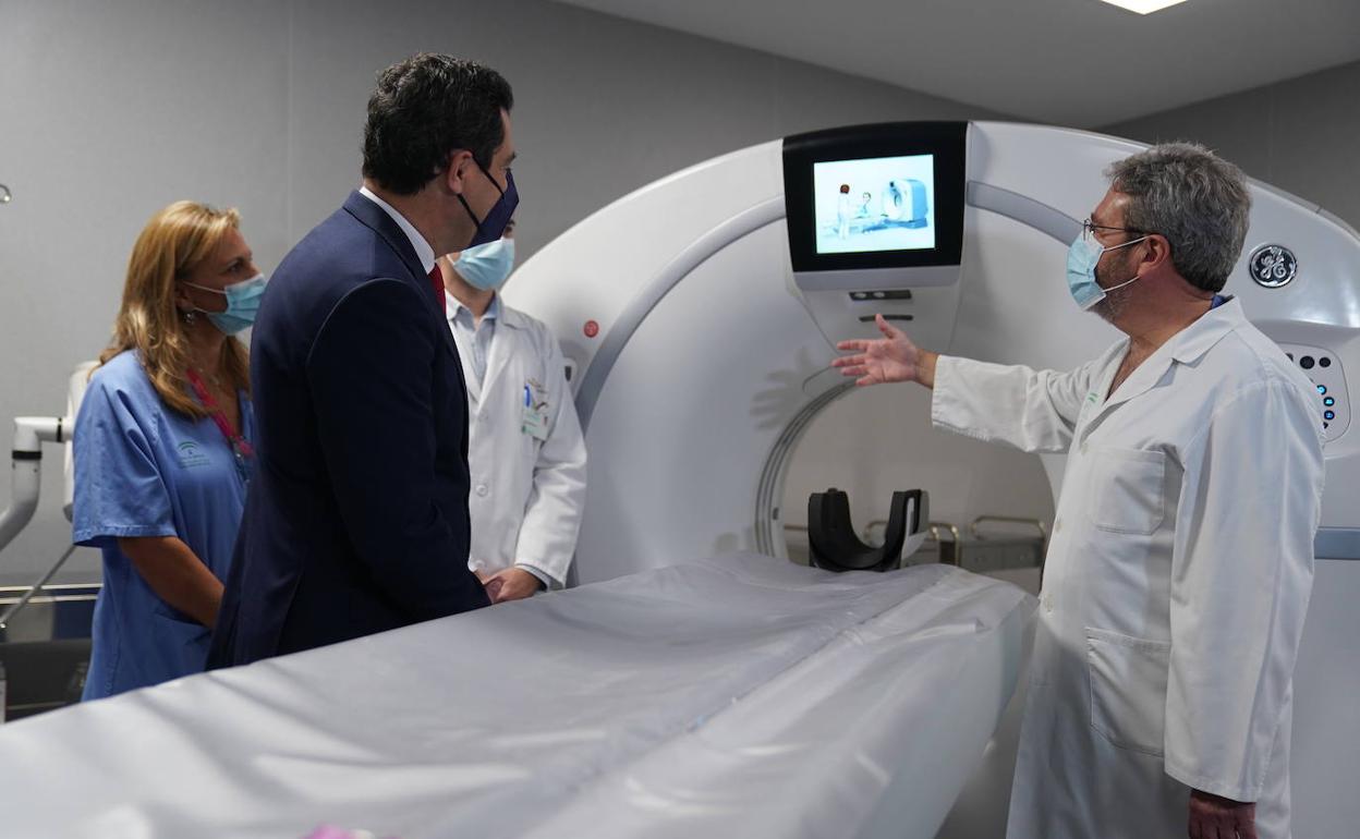 El presidente de la Junta de Andalucia, Juanma Moreno, en la inauguración el pasado lunes del reformado Hospital MIlitar de Sevilla.