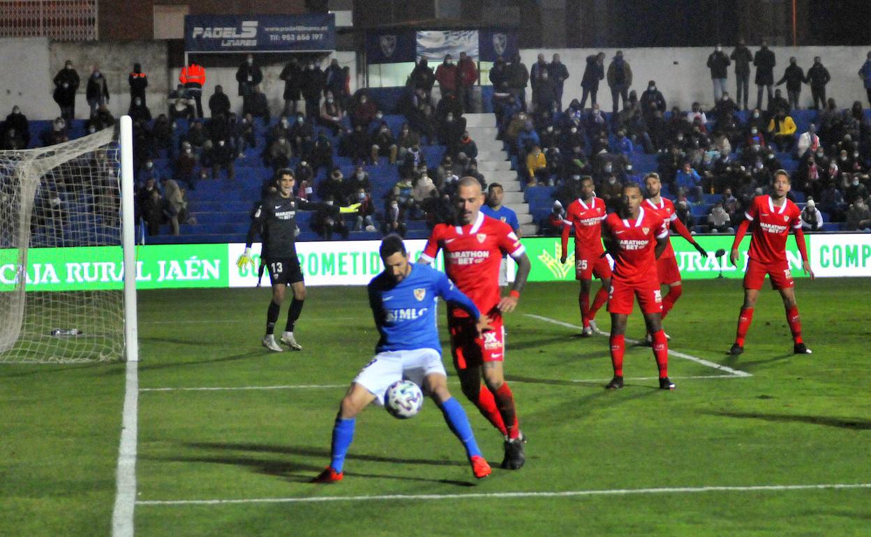 Villarejo protegiendo el balón de Vidal durante la visita del primer equipo del Sevilla en Copa del Rey.
