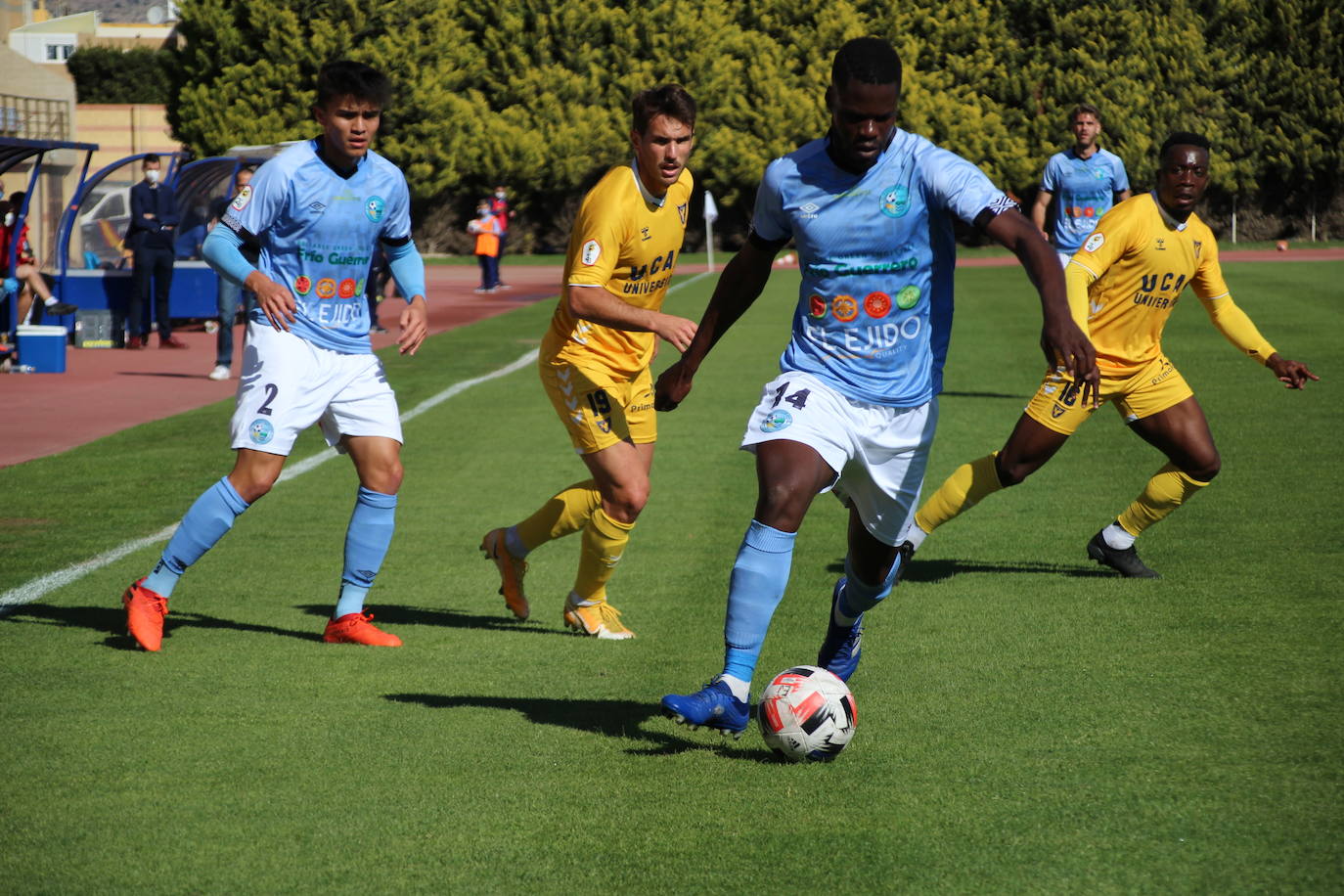 N'Diaye, que conduce el balón, dio alas al CDEl Ejido con su pase en el gol de Boris. 