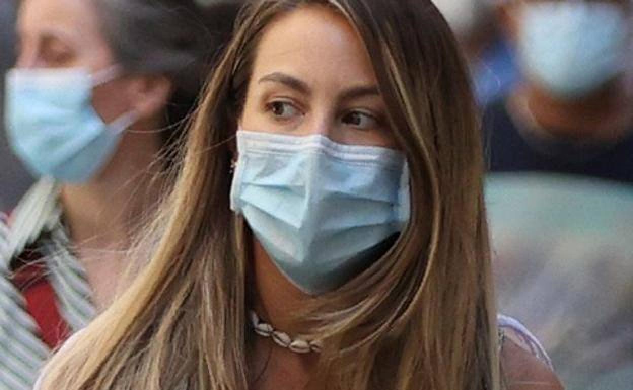 La Sociedad Española de Medicina Preventiva sostiene que el empleo de la mascarilla quirúrgica es suficiente para proteger de la covid-19. 