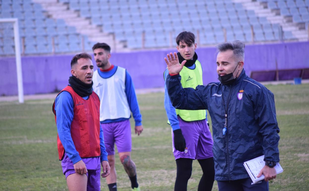 Juan Arsenal dirigió su primer entrenamiento con el conjunto blanco.