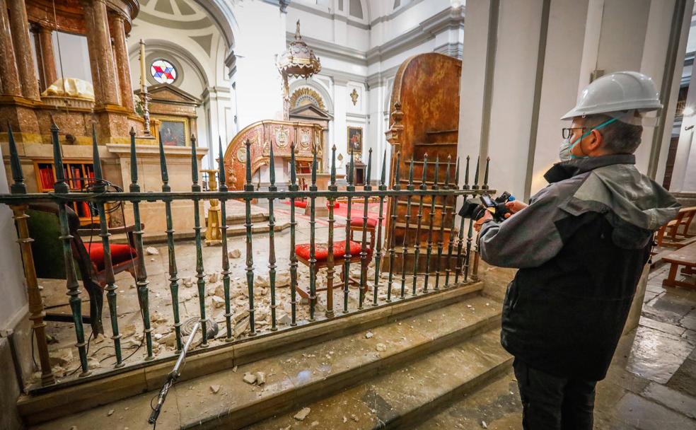 La iglesia de la Encarnación, en la Plaza de España de Santa Fe, ha sufrido numerosos desperfectos.