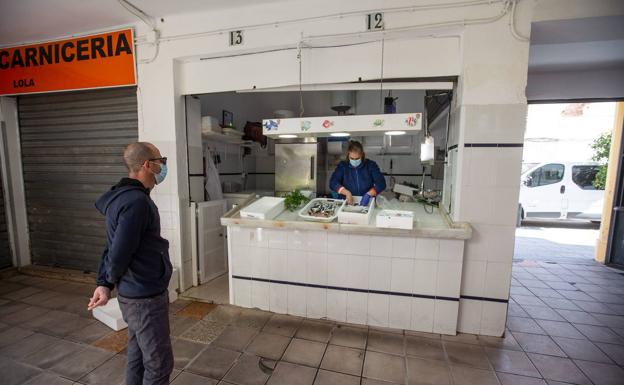 Imagen principal - El mercado de abastos ya no abrirá de momento sus puertas. Técnciso, durante sus vistas a los inmuebles de Santa Fe.