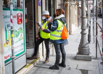 Imagen secundaria 1 - El mercado de abastos ya no abrirá de momento sus puertas. Técnciso, durante sus vistas a los inmuebles de Santa Fe.