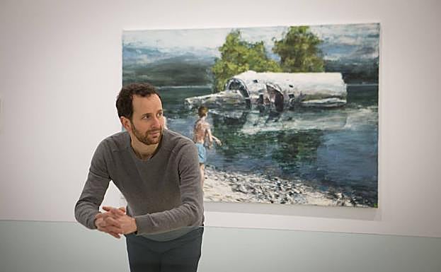 Helí García delante de 'Paisaje con niños y chatarra'. 