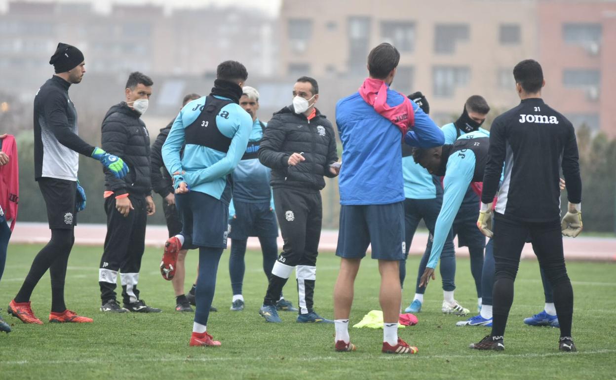 José Luis Oltra se dirige a sus futbolistas durante una sesión de entrenamiento. 
