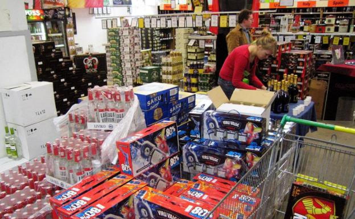 Medidas y restricciones en Andalucía | Hosteleros aplauden el límite horario de venta de alcohol para que «no siga habiendo descontrol» en botellones