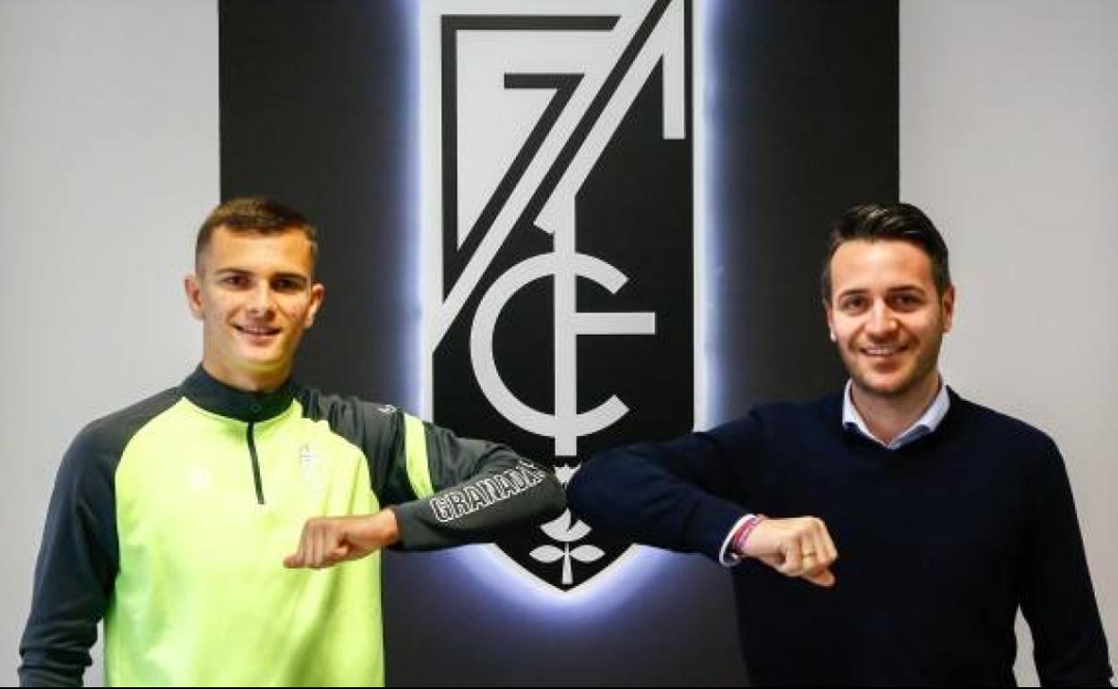 Brau y Sánchez se saludan con el ya habitual 'codazo'. 