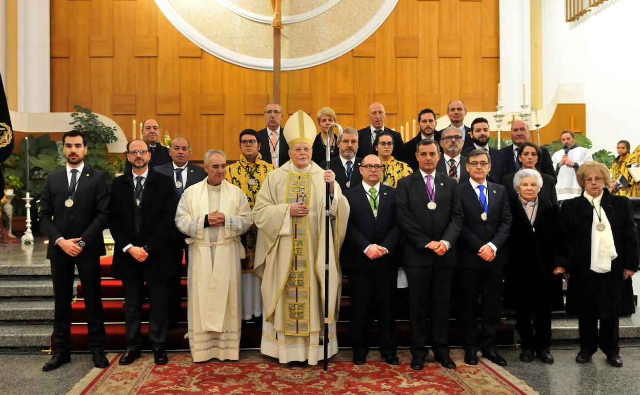 Directiva de la Vera Cruz con el cardenal Carlos Amigo Vallejo, en la misa de apertura de los actos conmemorativos del 475 aniversario. 