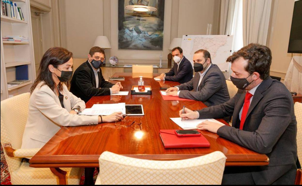 El presidente de la Diputación y el ministro de Transportes,(centro), en la reunión de hoy en Madrid. 