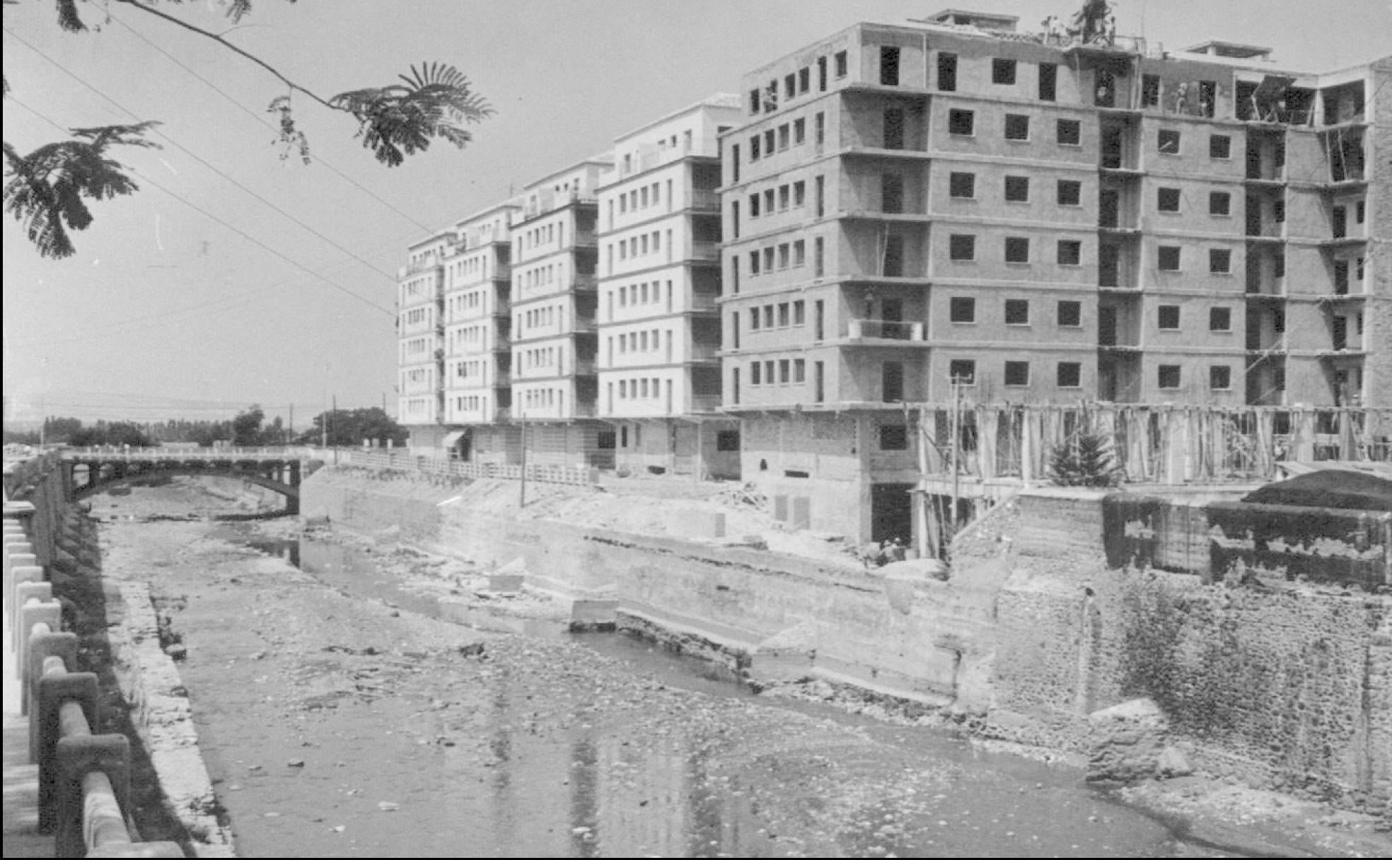 Construcciones a las orillas del río Genil cuando aún presentaba su estado natural, hace más de sesenta años. 