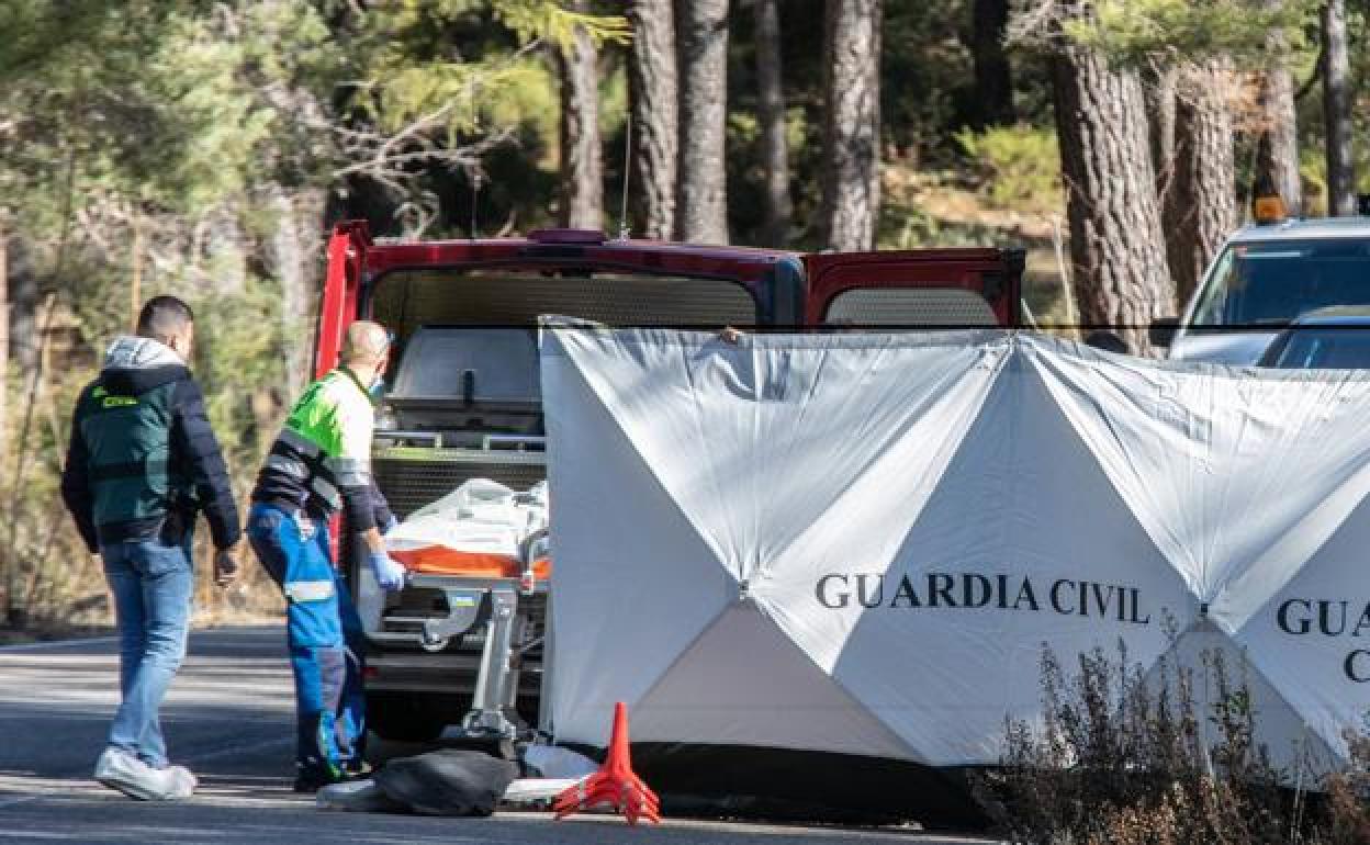 Levantamiento del cadáver del asesinado el pasado 23 de diciembre y supuesto líder de esta banda.