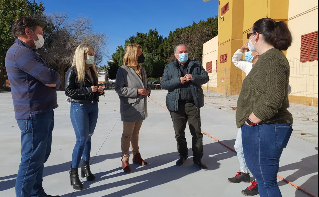 La alcaldesa y otros concejales, en una visita a las obras.