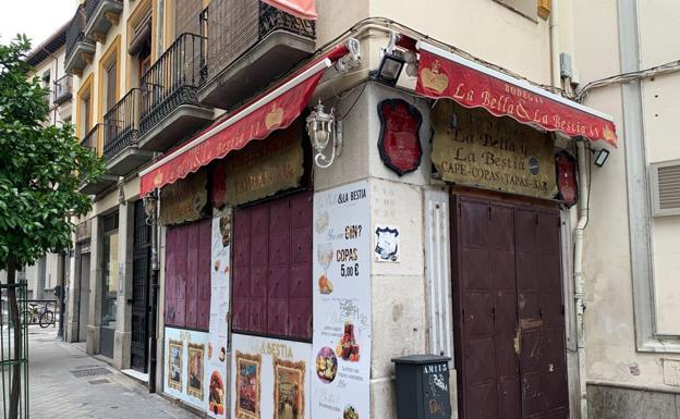 Imagen principal - Cierra La Bella y la Biestia en Granada: «Es muy duro vaciar unos locales en los que te has dejado la vida»