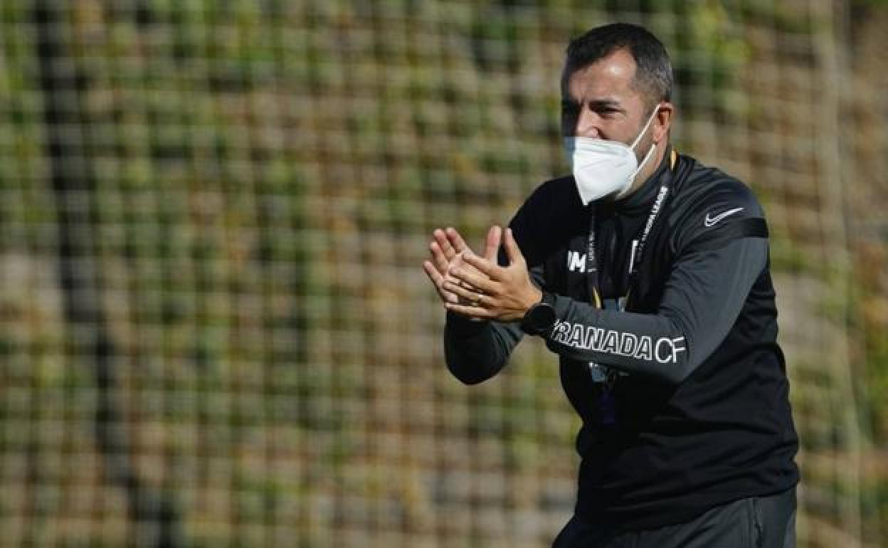 Diego Martínez aplaude el esfuerzo de sus futbolistas en un entrenamiento. 